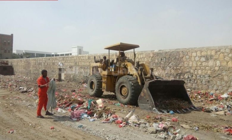 صندوق النظافة بمديرية خنفر بأبين يقوم بحملة نظافة لمدينة جعار