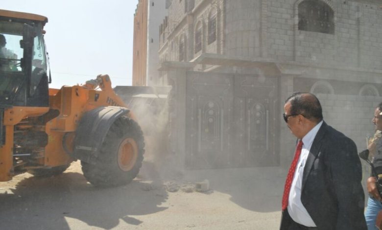 محافظ حضرموت يدشن حملة واسعة لإزالة البناء العشوائي بالمكلا
