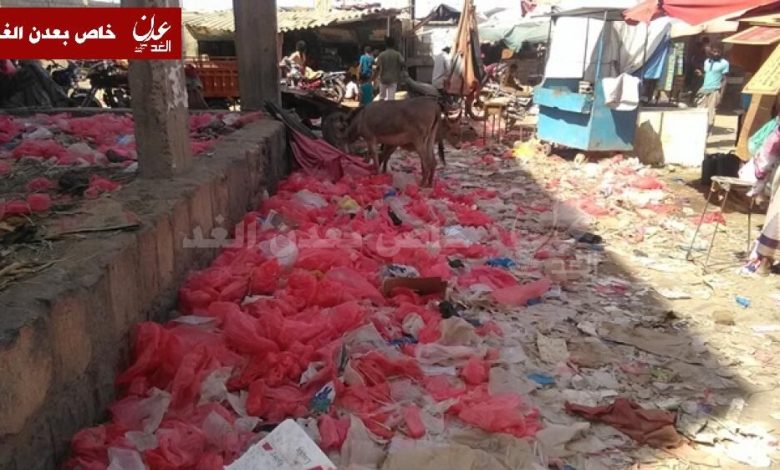 تكدس القمامات والقاذورات في شوارع زنجبار