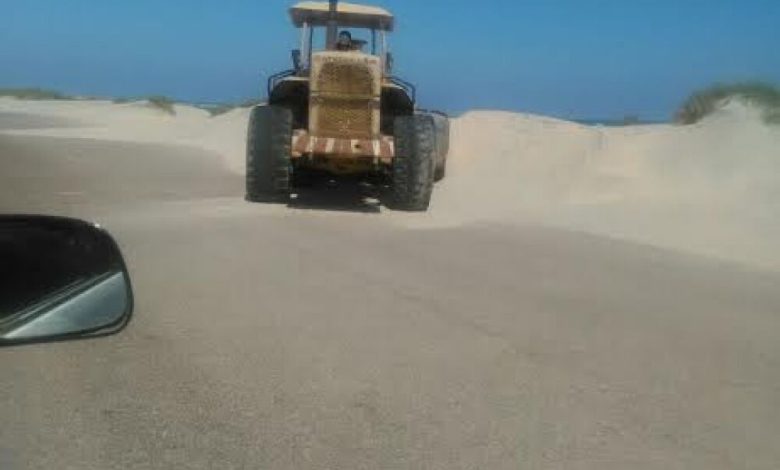 استمرار إزالة الكثبان الرملية من خط الساحل الرابط بين عدن والمكلا