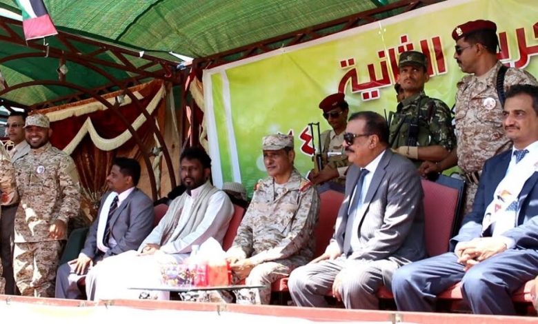 المحافظ بن بريك يشهد عرضا عسكريا بمناسبة ذكرى تحرير ساحل حضرموت