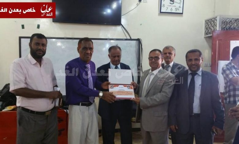 رئيس جامعة عدن يتفقد سير الامتحانات في كلية اللغات – عدن