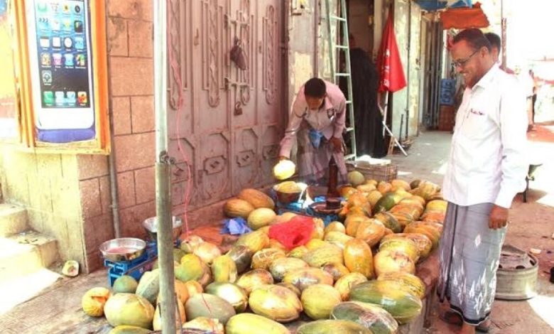 بينما تمتلئ بها اسواق مدن الوادي وبأسعار مناسبة .. البطيخ المحلي فاكهة الصيف للأغنياء والفقراء