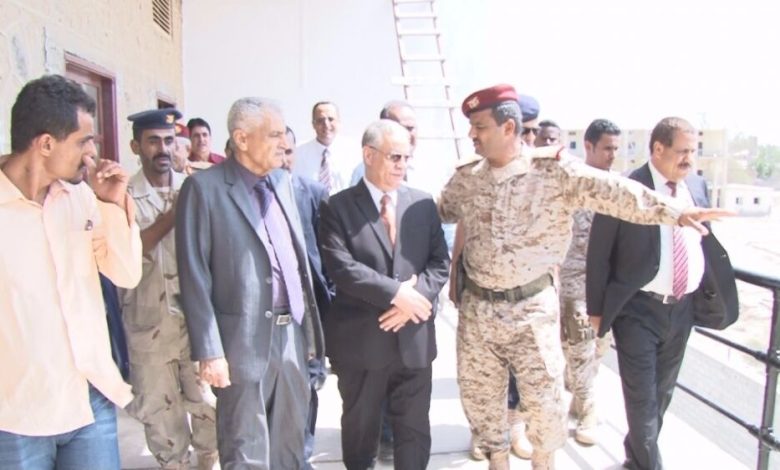 وزير الداخلية والمحافظ المفلحي يفتتحان مجمع وزارة الدفاع في العاصمة عدن