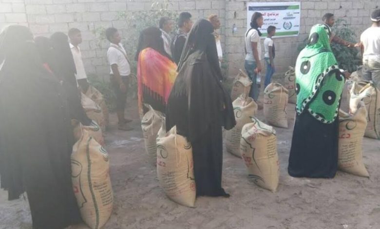 جمعية الحكمة اليمانية الخيرية / عدن تنفذ مشروع توزيع أكياس الارز للأسر الفقيرة في عدن