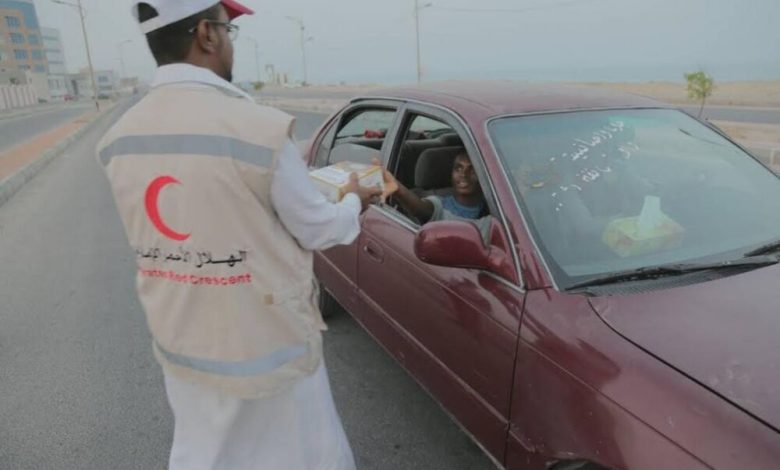 الهلال الأحمر الإماراتي يواصل مشروعه لتوزيع وجبات إفطار الصائم الجاهزة شوارع حضرموت