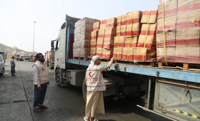 سفينة مساعدات إماراتية تصل المكلا وعلى متنها 14 ألف طن مواد غذائية