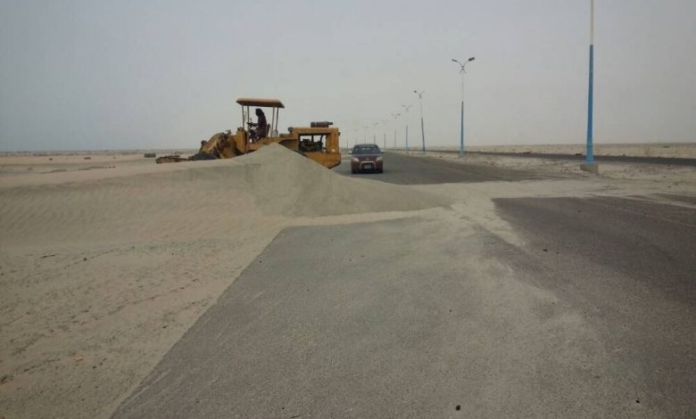 مدير عام مؤسسة الطرق والجسور أبين يؤكد استئناف العمل لإزالة الكثبان الرملية بالخط الدولي العلم - زنجبار