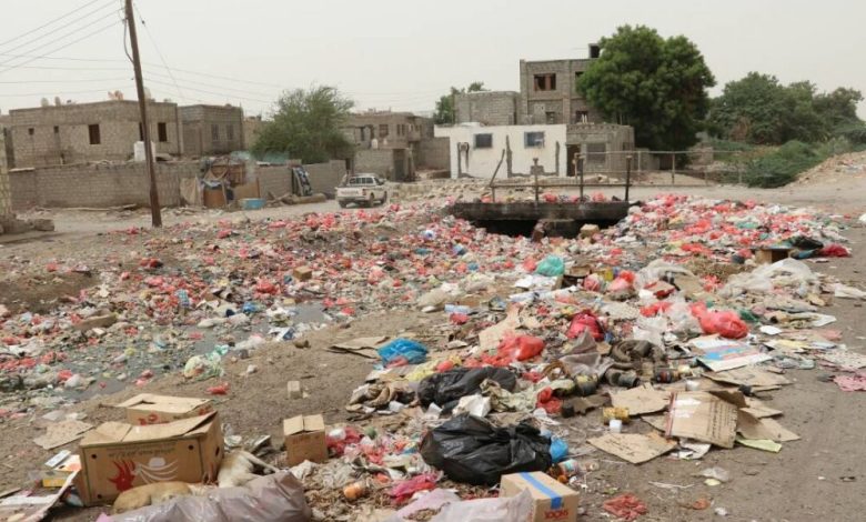 تكدس القمامات وطفح المجاري سببان لانتشار وباء الكوليرا في أبين