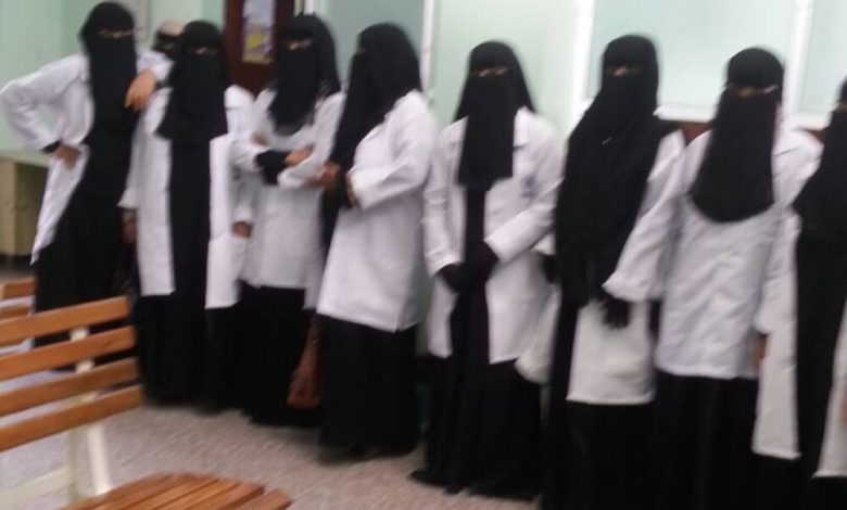 طبيبات وممرضات ينفذن وقفة احتجاجية بالمركز الصحي بحي البساتين بدار سعد