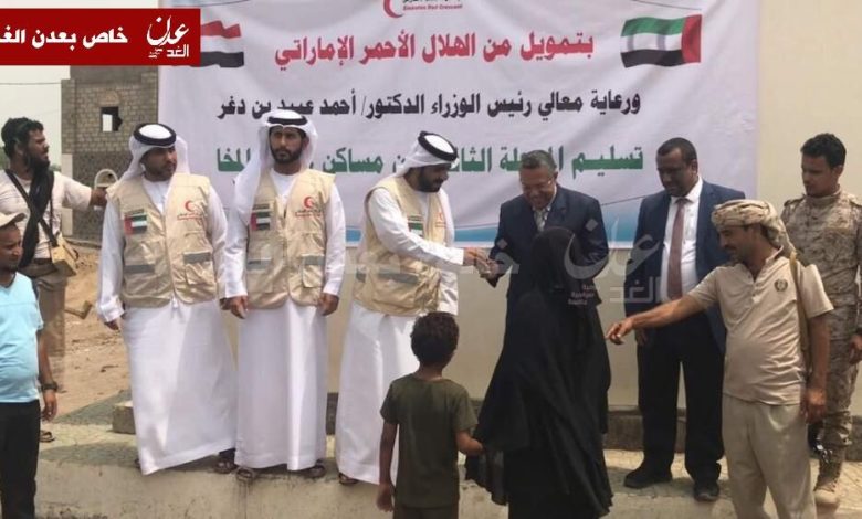 أثناء زيارته لمدينة المخا..رئيس الوزراء يدشن افتتاح المنازل التي تم إعمارها بدعم من دولة الإمارات