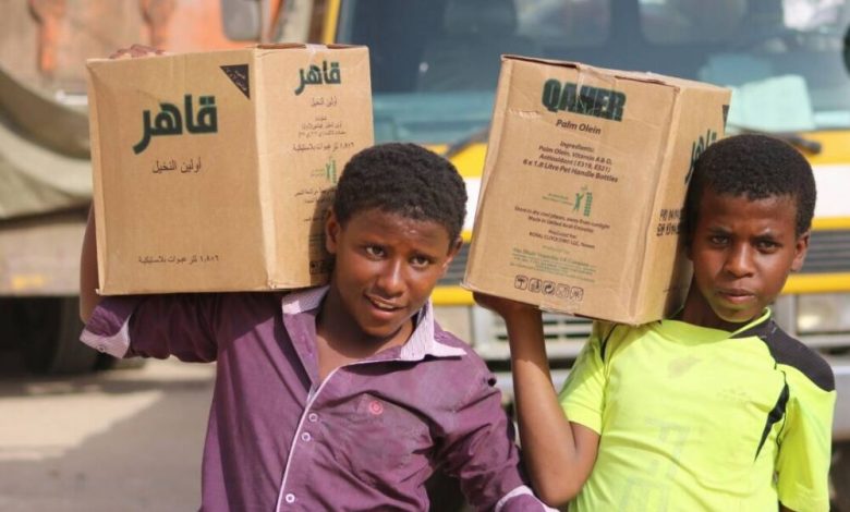 الهلال الأحمر الإماراتي يوزع 1000 سلة غذائية على أبناء منطقة عزان بمديرية ميفعة بشبوة.