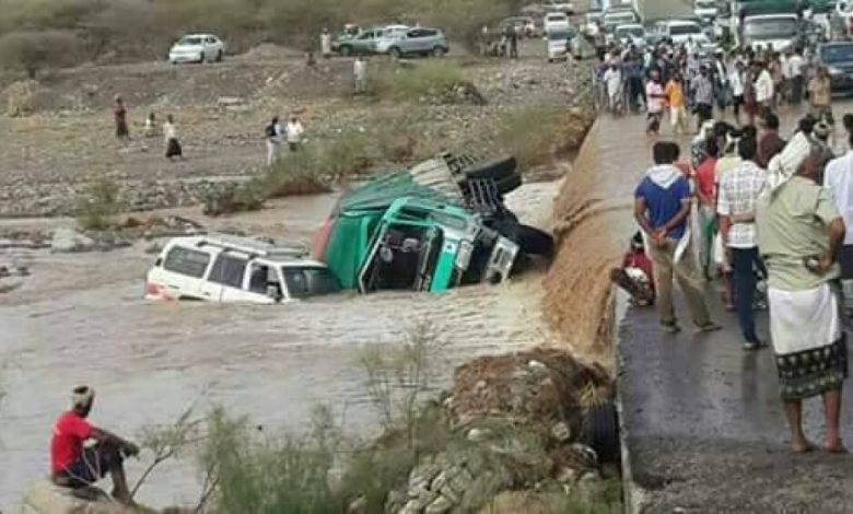 السيول تجرف مركبات مواطنين في سيلة بلة بمحافظة لحج