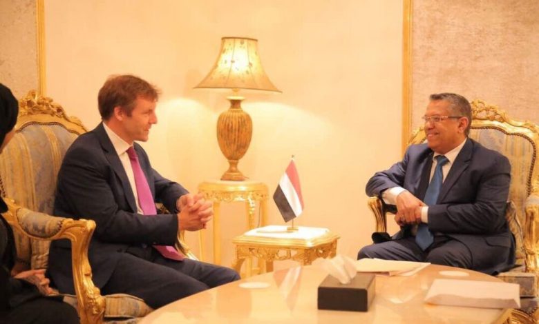 بن دغر يشيد بموقف مصر ويلتقي السفير البريطاني لدى اليمن