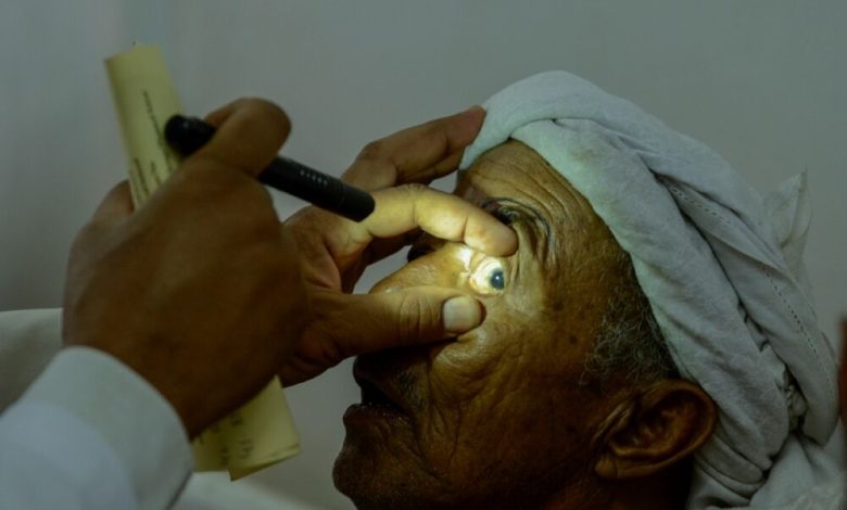 العون المباشر تدعو مرضى العيون في محافظة إب للمعاينة والفحص في مخيمي النور مجاناً