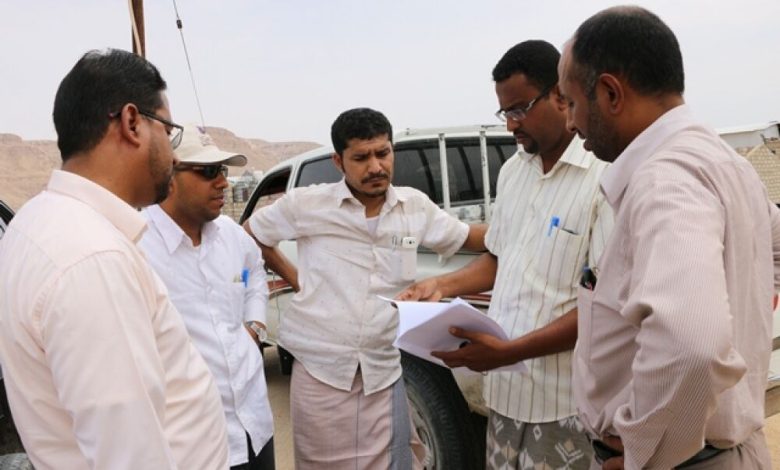 الهيئة اليمنية الكويتية تسلم موقع مشروع تركيب خط كهربائي اسعافي لحقل مياه دمون بوادي حضرموت