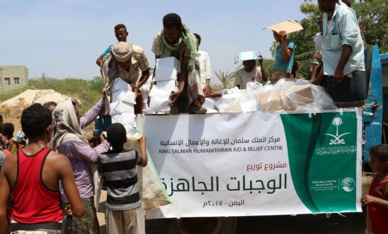 مركز الملك سلمان للإغاثة والأعمال الإنسانية يدشن حملة  مساعدات غذائية  لنازحي الحديدة في المخأ