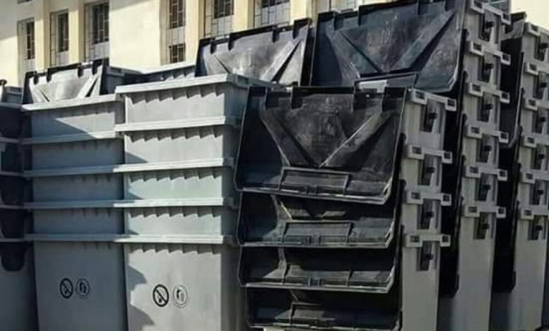 سلطنة عُمان تقدم 1000 صندوق قمامة لمكتب صندوق النظافة بمحافظة المهرة