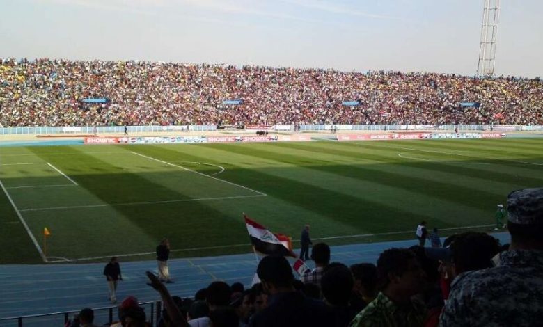 يمنيون يشاهدون مباراة من الجبال بعد أن ضاق بهم الملعب (صورة)