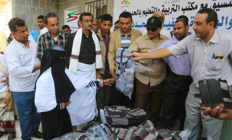 الهيئة الكويتية اليمنية توزع 20 ألف حقيبة مدرسية بالحديدة