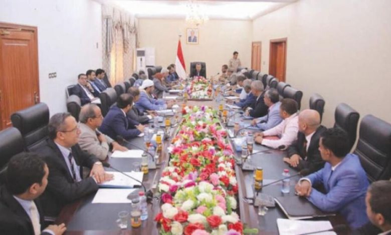 الحكومة اليمنية تناقش أوضاع تعز وتخصص 8 ملايين دولار لإعمارها
