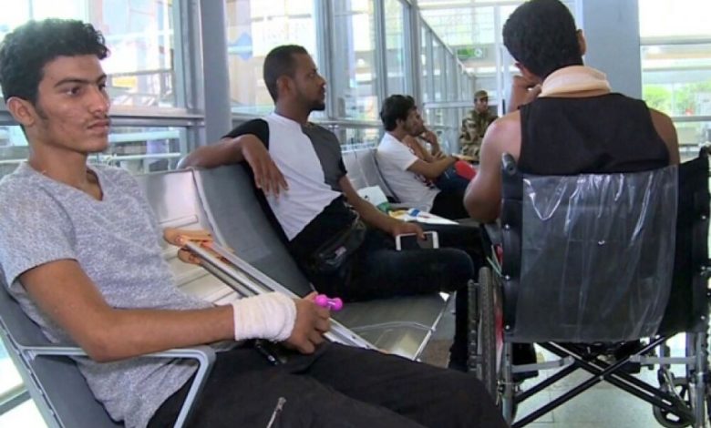 جرحى يمنيون يعودون إلى عدن بعد العلاج في الهند