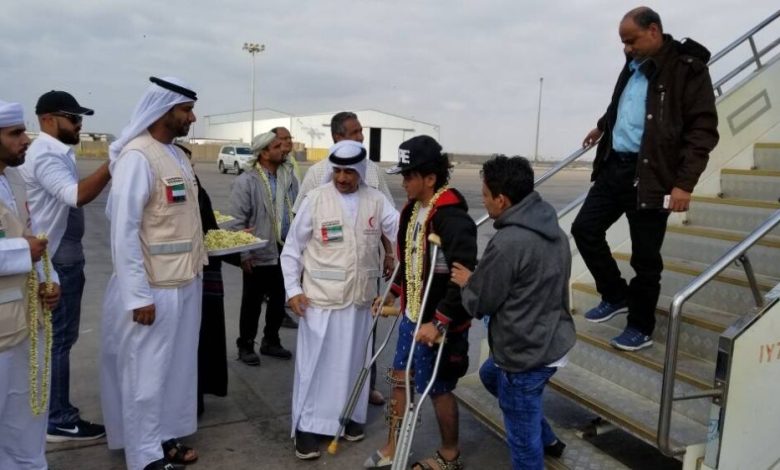 الهلال الأحمر الإماراتي يستقبل الجرحى العائدين إلى مطار عدن بالفل والورود