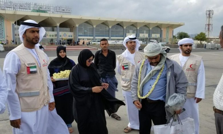 الهلال الأحمر الإماراتي يستقبل الجرحى العائدين إلى مطار عدن بالفل والورود