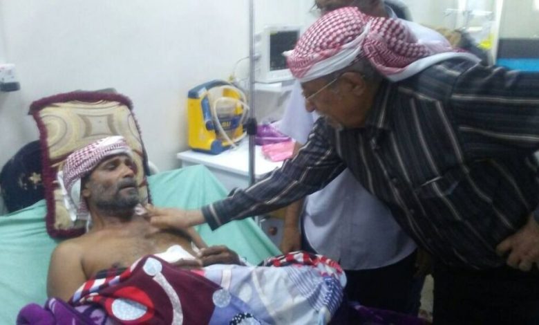 نائب رئيس هيئة الأركان العامة يزور الجرحى في مستشفى باصهيب العسكري