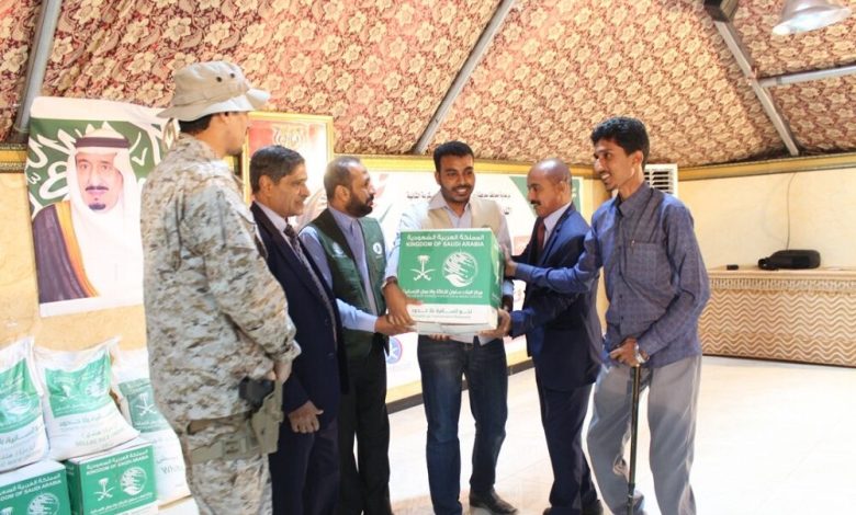 محافظ حضرموت يدشن توزيع المساعدات الغذائية لمركز الملك سلمان للاغاثة والأعمال الانسانية