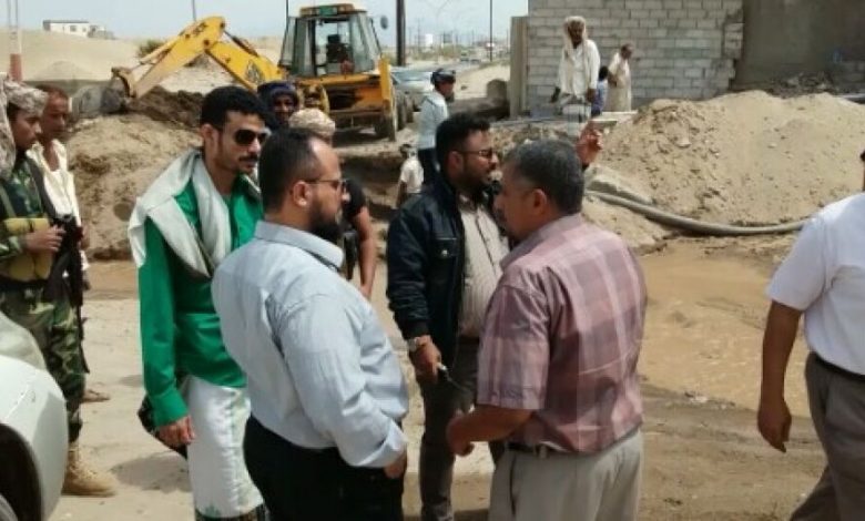 مدير البريقة يتفقد العمل في تقوية شبكة المياه لمنطقة الحرم الجامعي بمدينة الشعب