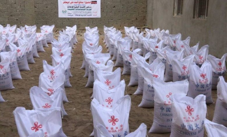 جمعية الحكمة اليمانية الخيرية عدن تدشن مشروع المساعدات الصينية لنازحي البيضاء في عدن