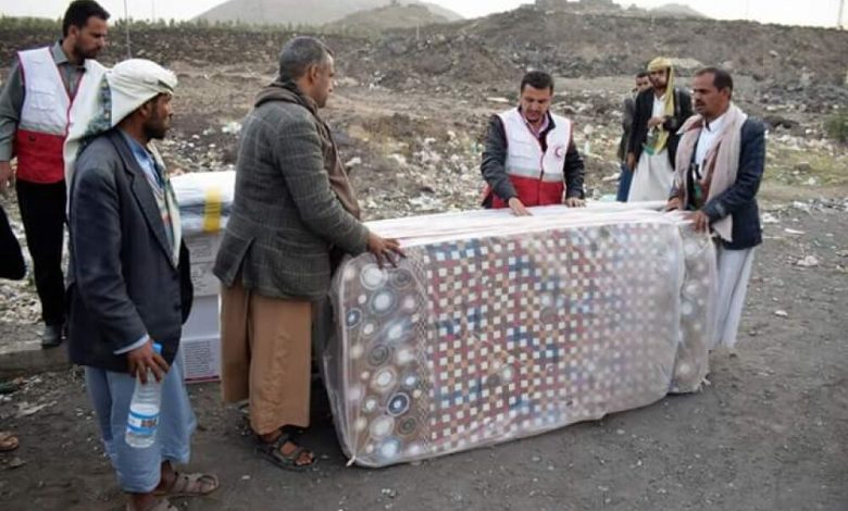 الهلال الاحمر اليمني  يوزع 15 سلة إيوائية طارئة للمتضررين بمنطقة الازرقين  بصنعاء