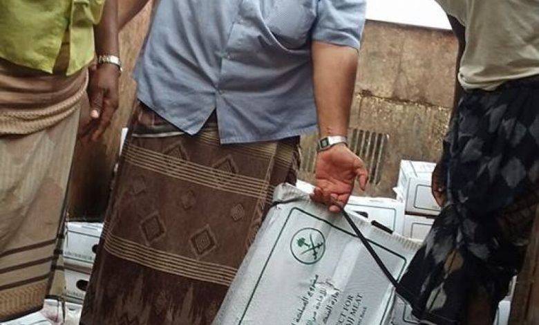صندوق النظافة بالمهرة يوزع اللحوم المقدمة من السعودية على موظفي الصندوق