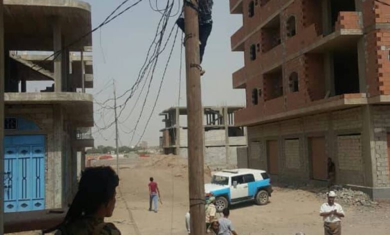 حملة واسعة لإزالة الربط العشوائي للكهرباء غرب عدن   