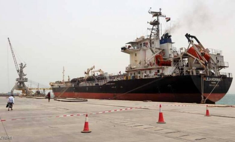 التحالف يمرر السفن بالحديدة.. والحوثيون يحتجزون غيرها