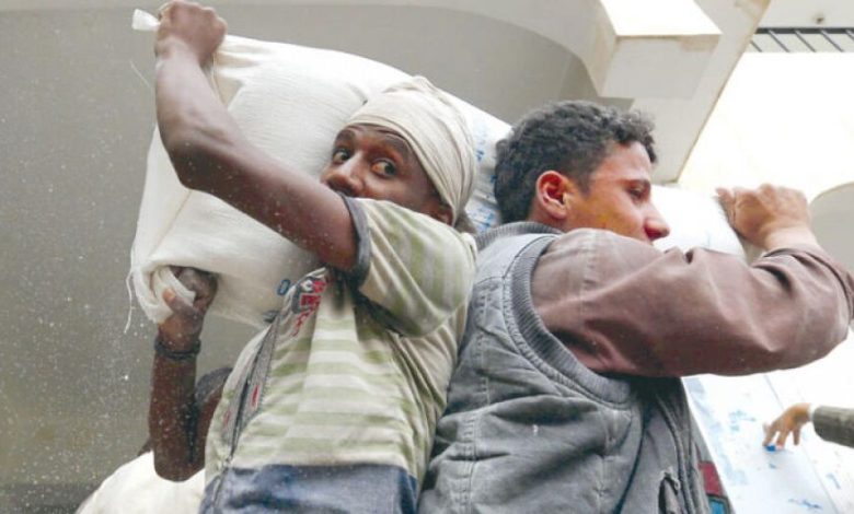 الشرق الأوسط: الحوثيون يحرمون موظفين من رواتبهم منذ 20 شهراً