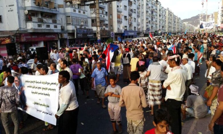 مظاهرة حاشدة في المعلا تطالب بإسقاط الحكومة