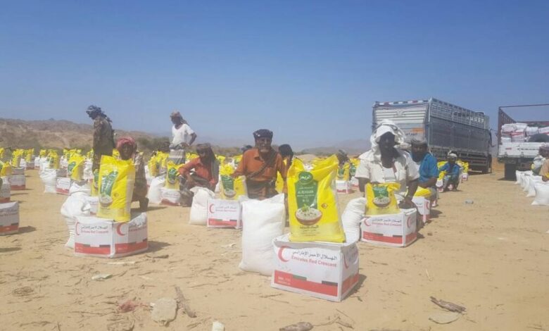 الهلال الأحمر الإماراتي يوزع 1500 سلة غذائية على أهالي المحفد