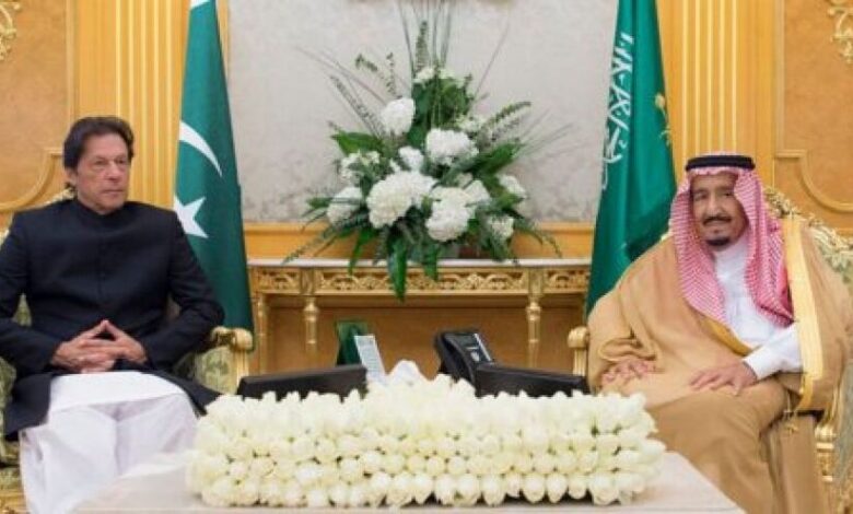 شاهد.. هكذا استقبل الملك سلمان عمران خان بعد اختياره السعودية أول وجهة عقب انتخابه