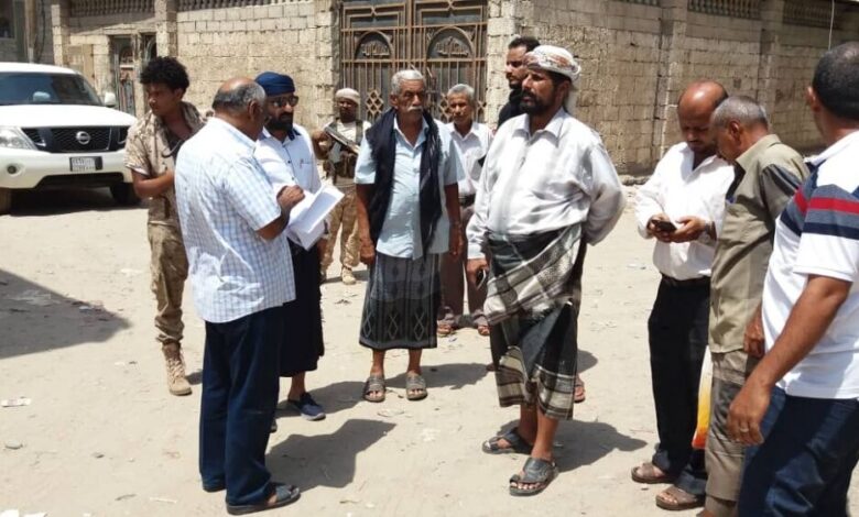 مدير عام مديرية الشيخ عثمان يسلم مشروع الترصيف بالحجارة( لشارع الممدارة ) للمقاول عائض حمود