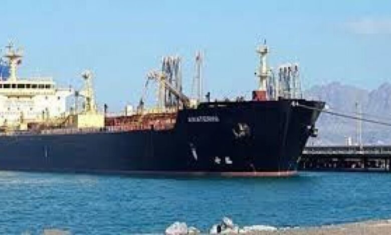مسئولون : دخول سفينة محملة بالوقود الخاص بالكهرباء عدن الى ميناء الزيت