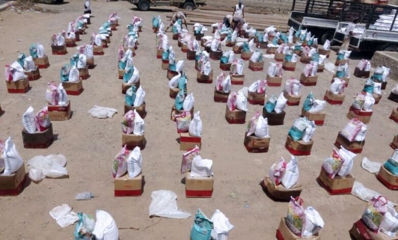 " الهلال الأحمر الإماراتي ": يوزع سلال غذائية لـ 3500 يمني في حيس والدريهمي وخدمات علاجية عبر عيادة متنقلة