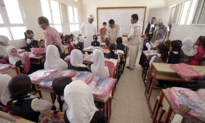 "الهلال الإماراتي" يوزع حقائب وأدوات مدرسية على الطلاب في حضرموت