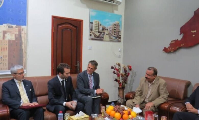 رئيس الجمعية الوطنية يلتقي القيادة الجديدة للصليب الأحمر ويكرم رئيسها السابق في عدن