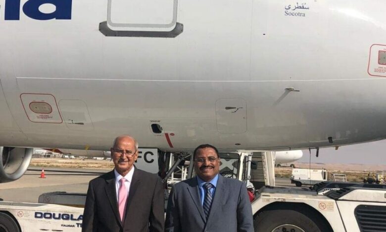بعد قليل وصول الطائرة اليمنية  الجديدة"سقطرى" إلى مطار عدن  للانضمام إلى أسطول اليمنية