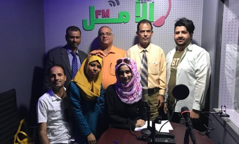 وفد من أساتذة وطلاب قسم الإعلام بجامعة عدن يزور مقر راديو الأمل FM ويطلع على تجربته الإذاعية