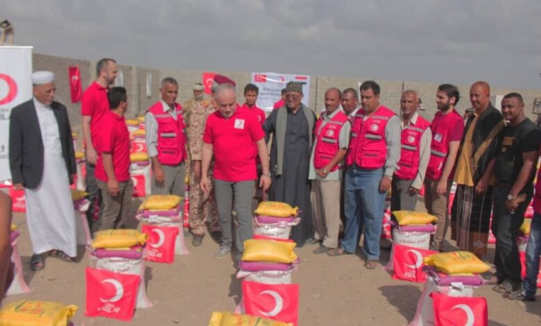 الهلال الأحمر التركي يدشن توزيع 500 سلة غذائية لنازحي الحديدة  بلحج
