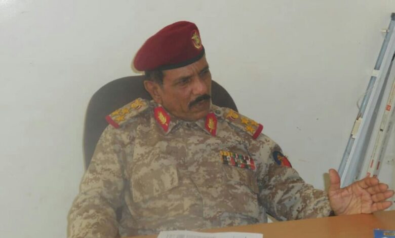 قائد اللواء١١١ مشاة يعقد اجتماعاً بالمجمع الحكومي بأحور