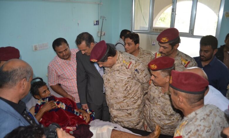 رئيس الأركان يزور جرحى الجيش في مستشفى الهيئة والمستشفى العسكري بمأرب
